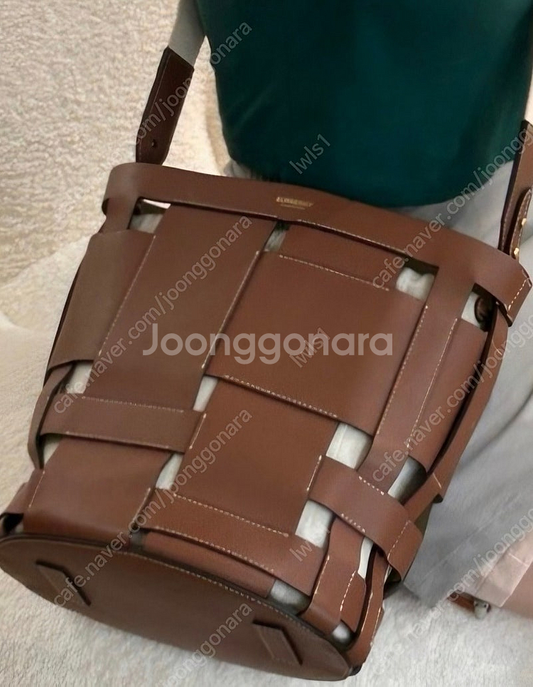 버버리 정품 버킷백 판매합니다(소가죽)--2