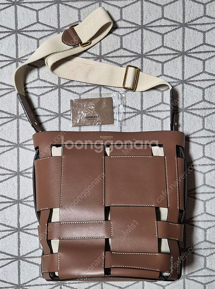 버버리 정품 버킷백 판매합니다(소가죽)--4