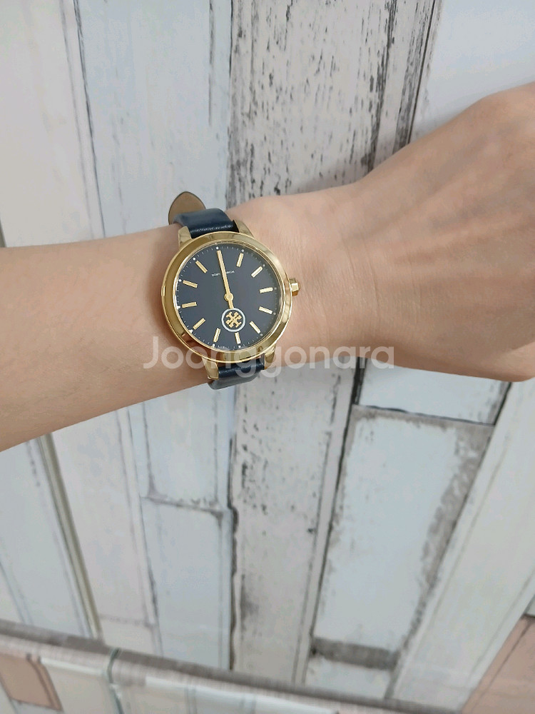 토리버치 콜린스 레더 시계89000원 정가48만원대 거의새것 상태최상--0