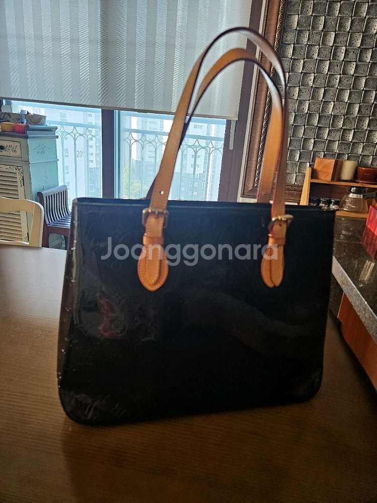 루이비통 유광 가방--3