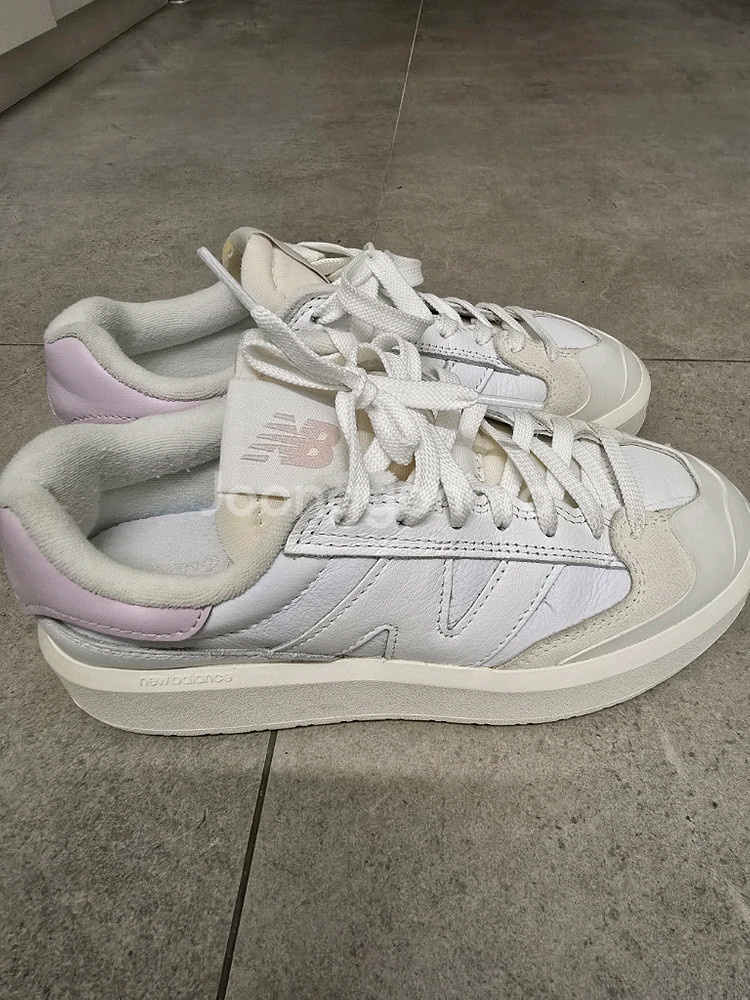 뉴발란스 CT302 화이트 여성 스니커즈--1