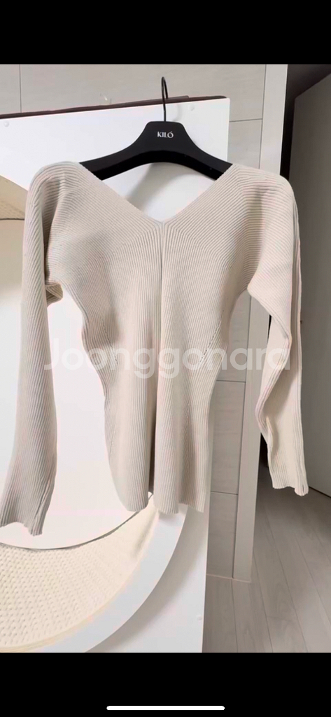 언더스탠딩 양브이 숄더넥 니트 베이지--0