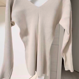 언더스탠딩 양브이 숄더넥 니트 베이지