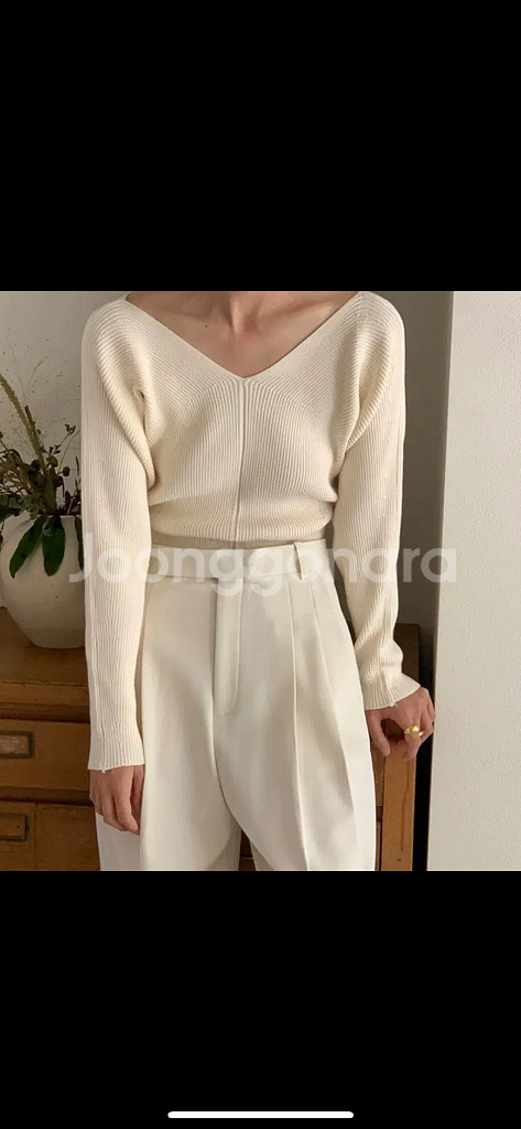 언더스탠딩 양브이 숄더넥 니트 베이지--1