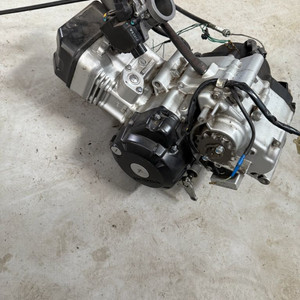 CBR125cc 오토바이 엔진 이미지