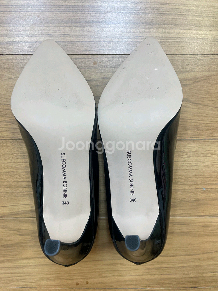 슈콤마보니 애나멜 블랙힐 220mm 팝니다. 세련된 디자인에, 블랙 색상이라 어떤 옷에도 잘 어울립니다. 착용감도--2