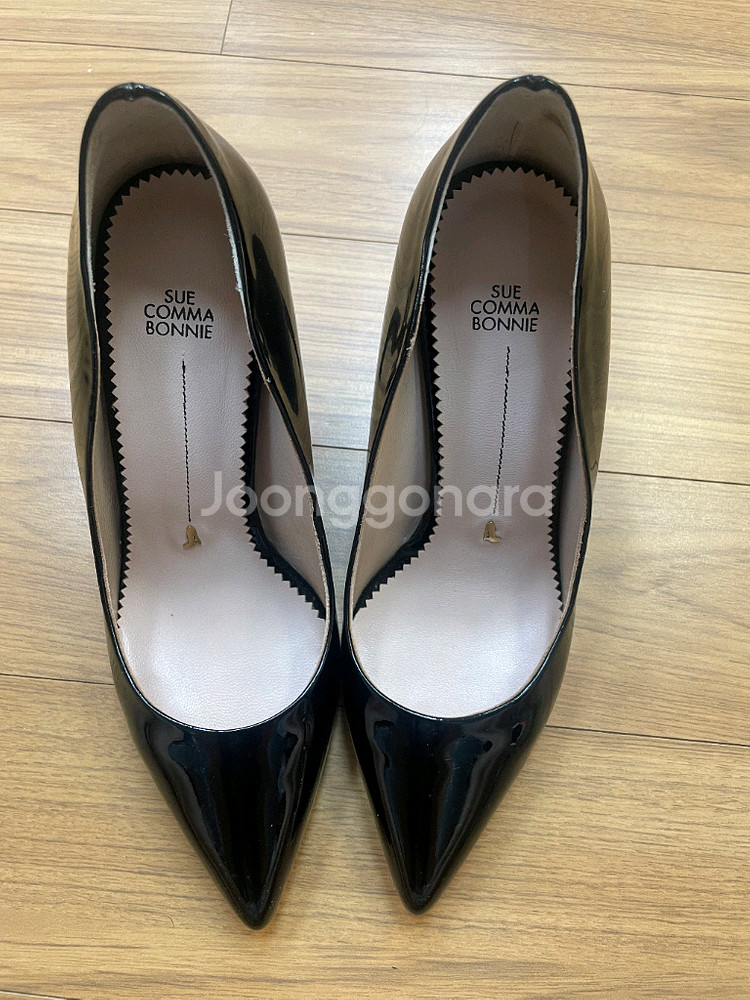 슈콤마보니 애나멜 블랙힐 220mm 팝니다. 세련된 디자인에, 블랙 색상이라 어떤 옷에도 잘 어울립니다. 착용감도--0