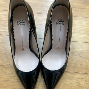 슈콤마보니 애나멜 블랙힐 220mm 팝니다. 세련된 디자인에, 블랙 색상이라 어떤 옷에도 잘 어울립니다. 착용감도