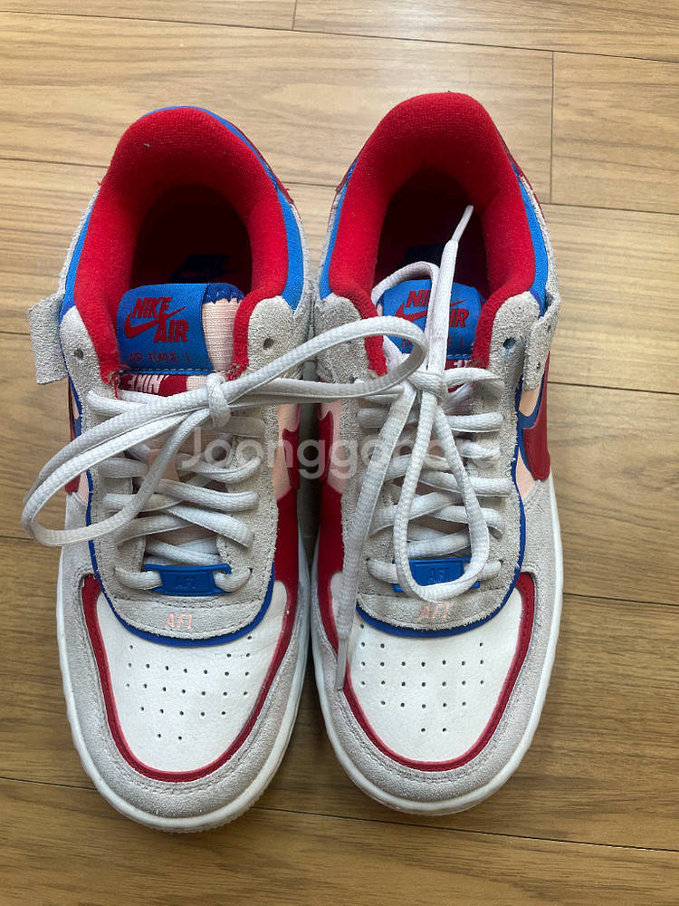 나이키 에어포스1 쉐도우 레드블루 230mm입니다. 밑창에 약간의 사용감 있는거 감안해주세요. 쨍한 색감 포인트로--0