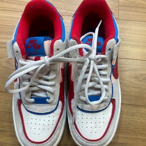 나이키 에어포스1 쉐도우 레드블루 230mm입니다. 밑창에 약간의 사용감 있는거 감안해주세요. 쨍한 색감 포인트로