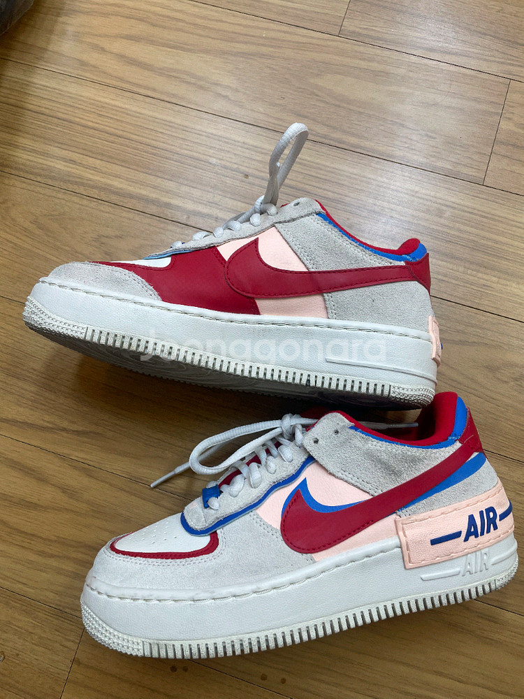 나이키 에어포스1 쉐도우 레드블루 230mm입니다. 밑창에 약간의 사용감 있는거 감안해주세요. 쨍한 색감 포인트로--2