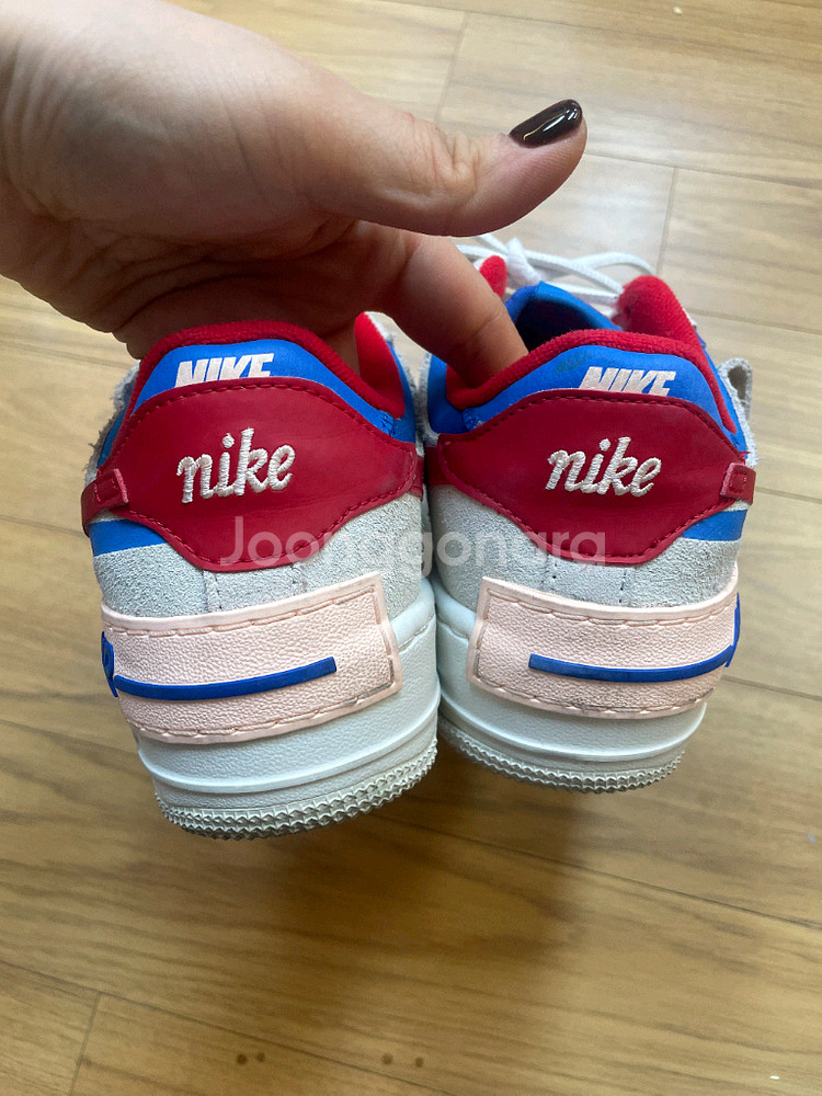 나이키 에어포스1 쉐도우 레드블루 230mm입니다. 밑창에 약간의 사용감 있는거 감안해주세요. 쨍한 색감 포인트로--1