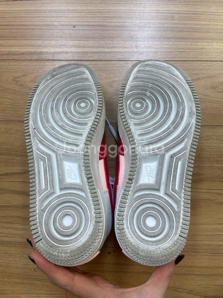 나이키 에어포스1 쉐도우 레드블루 230mm입니다. 밑창에 약간의 사용감 있는거 감안해주세요. 쨍한 색감 포인트로--4