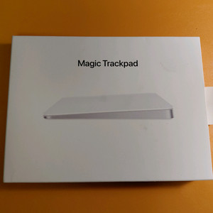 애플 매직 트랙패드 C타입 풀 보호필름 부착 S급 새상품상태 판매합니다.