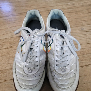 데스포르치 상루이스 KT2 풋살화 270 팝니다