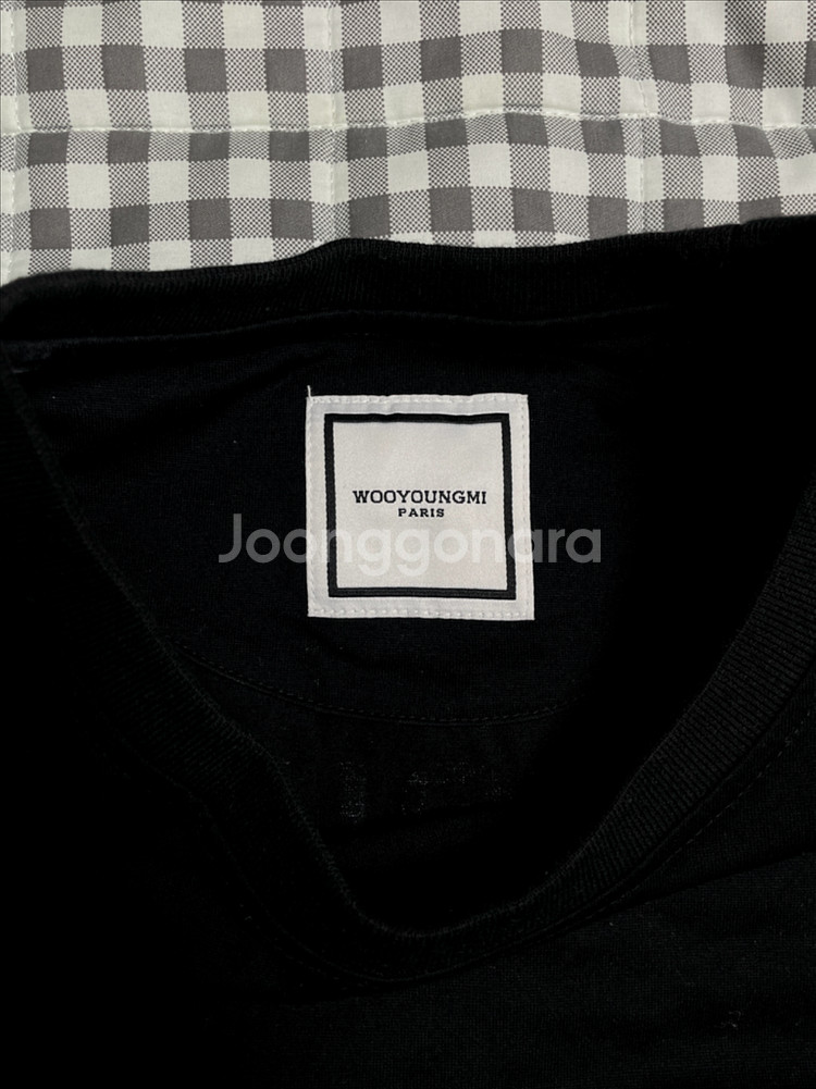 우영미 22S 플라워 프린트 백 로고 반팔 티셔츠 블랙--3