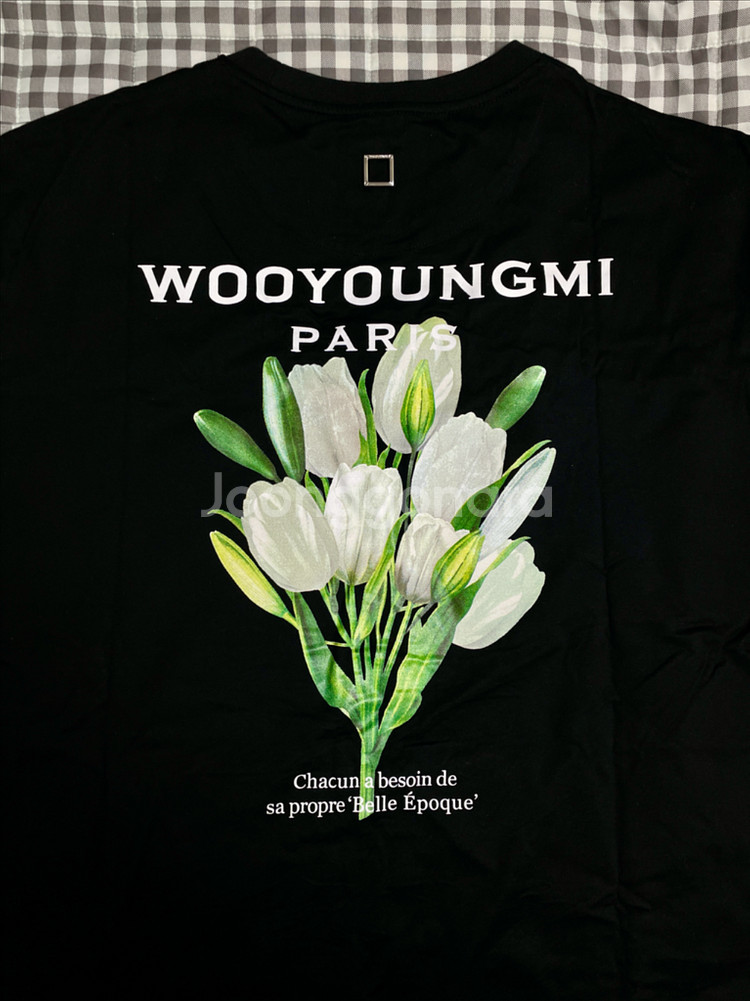우영미 22S 플라워 프린트 백 로고 반팔 티셔츠 블랙--0