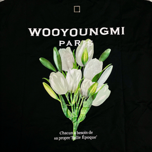 우영미 22S 플라워 프린트 백 로고 반팔 티셔츠 블랙