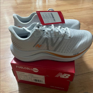 뉴발란스 퓨얼셀 러닝화 245