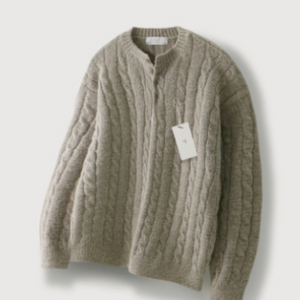 무드인사이드 꽈배기 헨리넥 니트 급처