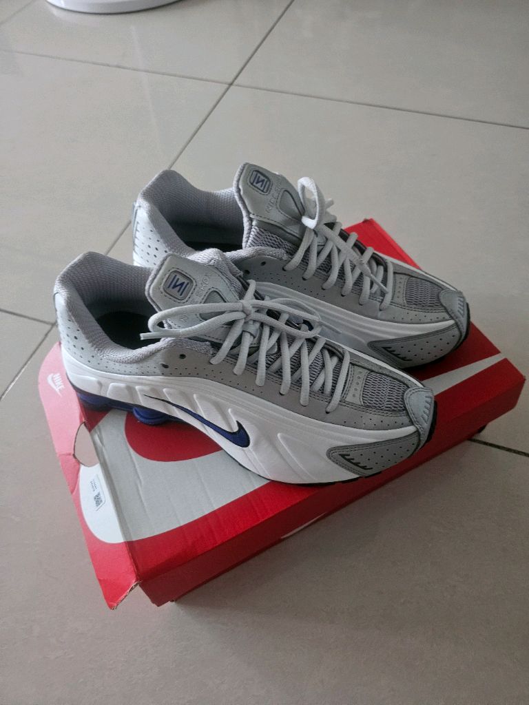 나이키 샥스 R4 270