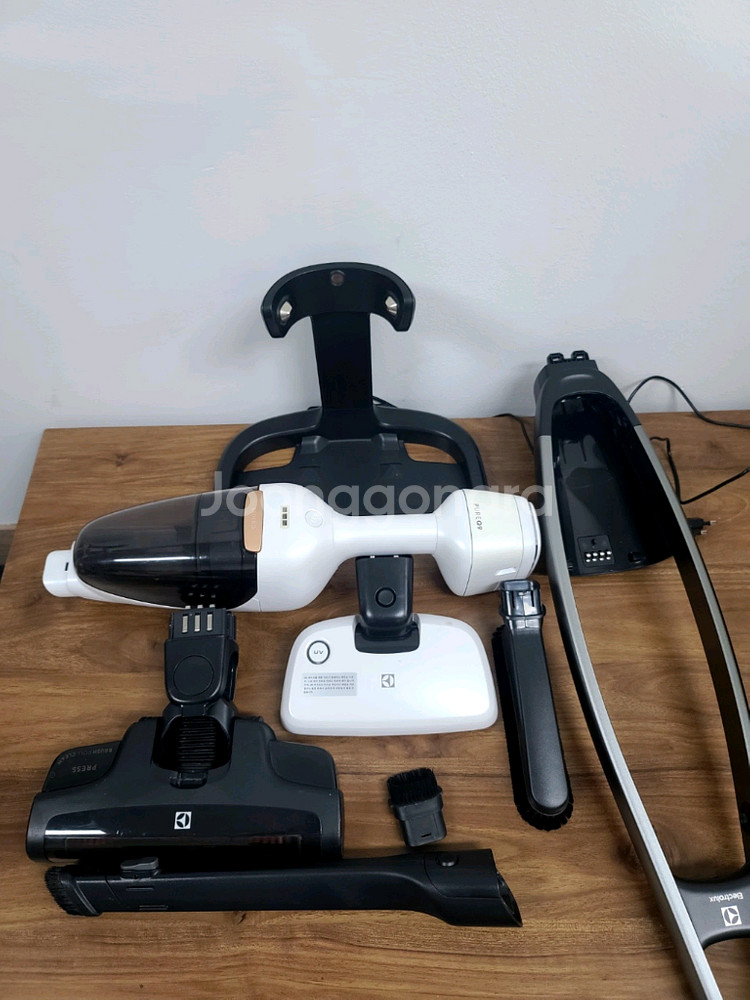 일렉트로룩스 무선청소기 PQ91-30BW(A급, 배터리교체>1시간20분연속작동,전체Cleaning완)--1