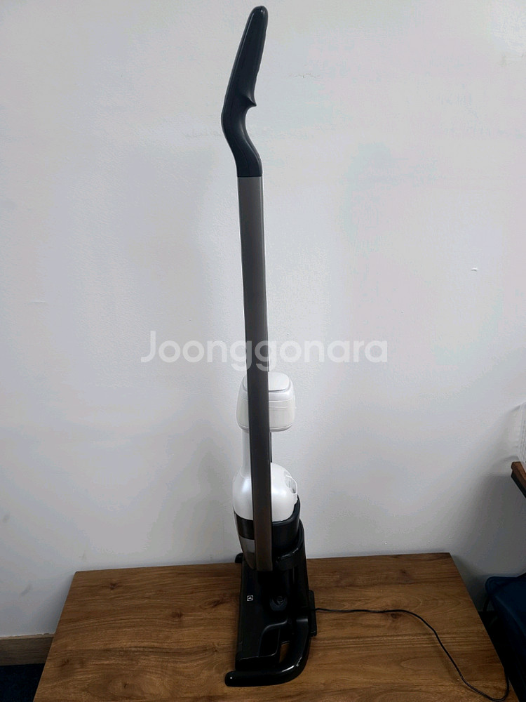 일렉트로룩스 무선청소기 PQ91-30BW(A급, 배터리교체>1시간20분연속작동,전체Cleaning완)--2