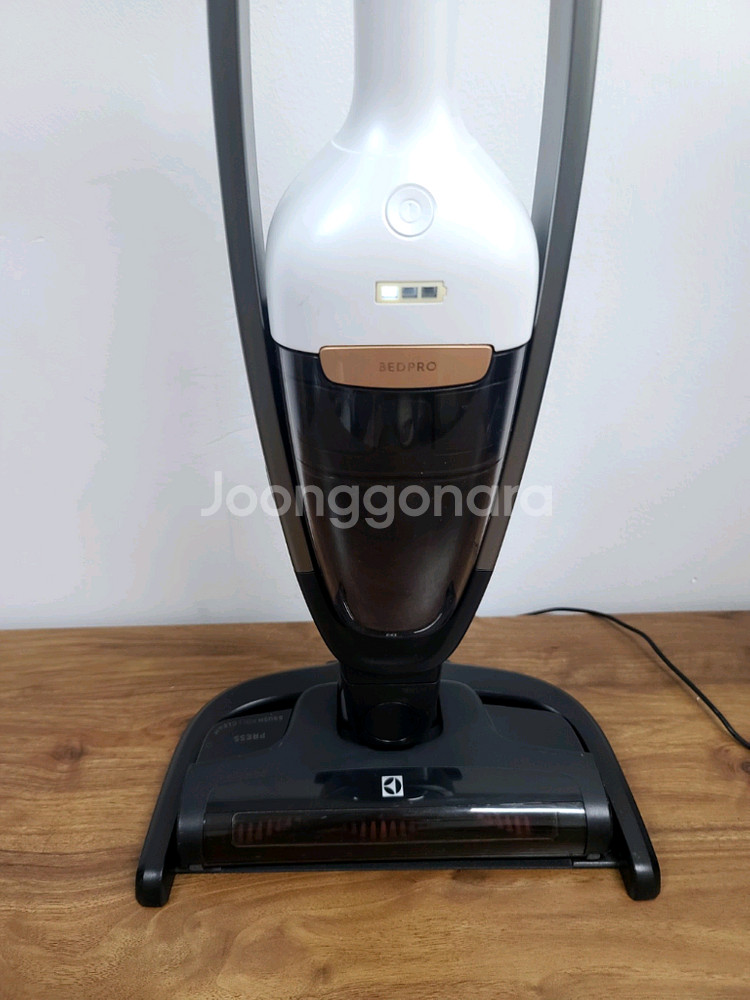 일렉트로룩스 무선청소기 PQ91-30BW(A급, 배터리교체>1시간20분연속작동,전체Cleaning완)--3