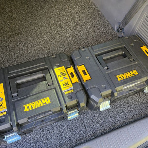 디월트 티스택 공구함 판매합니다.