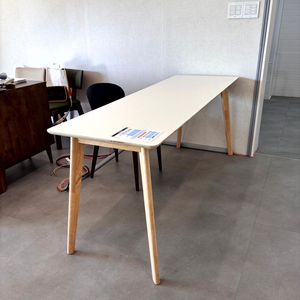 모던한 디자인의 사각 테이블