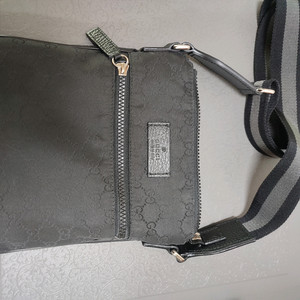 구찌 수프림 크로스백 44983 팝니다.