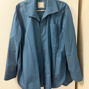 우영미 남성 히든버튼 블루 셔츠