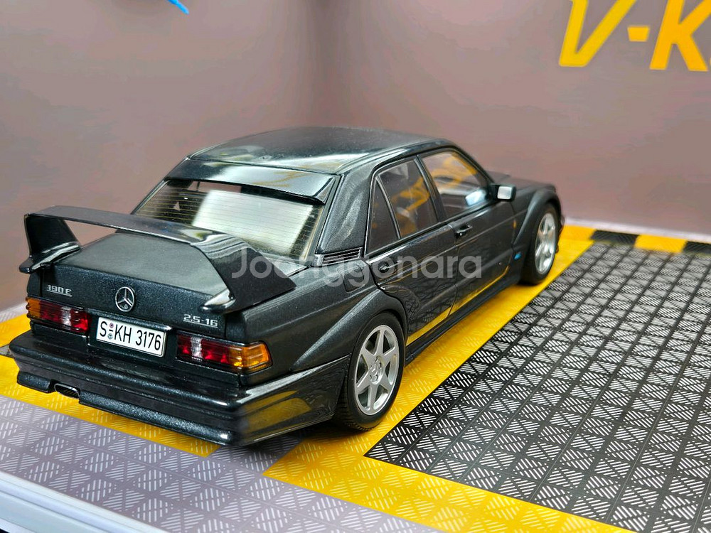 1:18 오토아트 190E 2.5 에보 AMG 다이캐스트 팝니다.--3