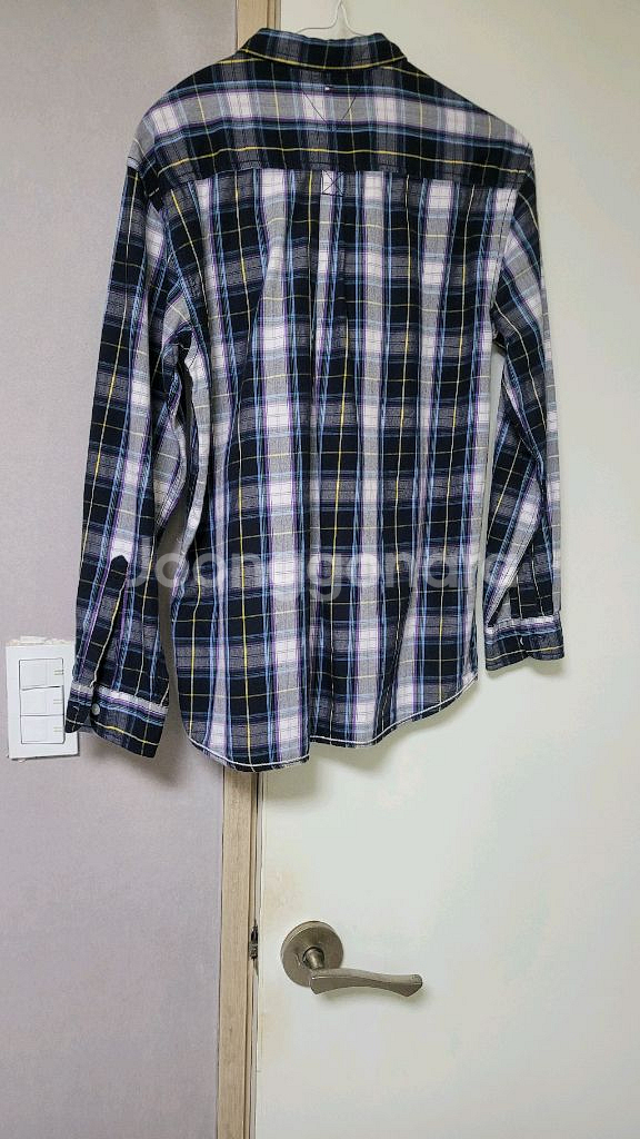 타미힐피거 체크 남방입니다- 사이즈는 14입니다성인 55사이즈나 아동14 정도 맞을드햐요--6