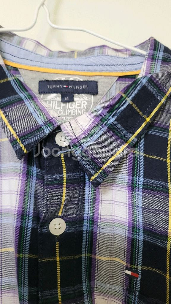타미힐피거 체크 남방입니다- 사이즈는 14입니다성인 55사이즈나 아동14 정도 맞을드햐요--2