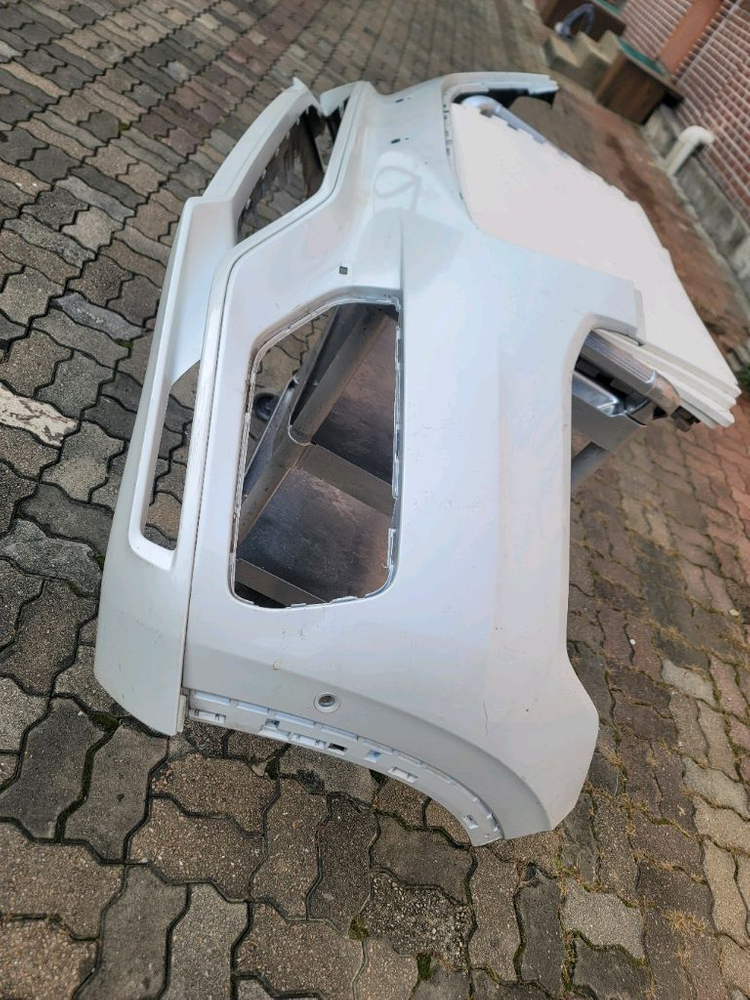 볼보 범퍼 볼보 xc90범퍼 입니다.앞 범퍼 입니다.브라켓 날개 핀 , 클립 등 다 살아있습니다.상태 좋습니다.사 이미지