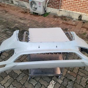 볼보 범퍼 볼보 xc90범퍼 입니다.앞 범퍼 입니다.브라켓 날개 핀 , 클립 등 다 살아있습니다.상태 좋습니다.사 이미지