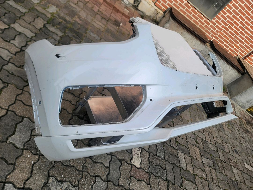 볼보 범퍼 볼보 xc90범퍼 입니다.앞 범퍼 입니다.브라켓 날개 핀 , 클립 등 다 살아있습니다.상태 좋습니다.사 이미지