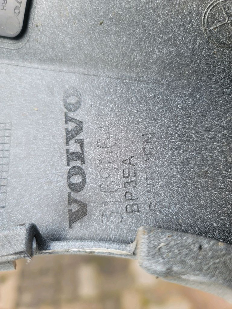 볼보 범퍼 볼보 xc90범퍼 입니다.앞 범퍼 입니다.브라켓 날개 핀 , 클립 등 다 살아있습니다.상태 좋습니다.사 이미지