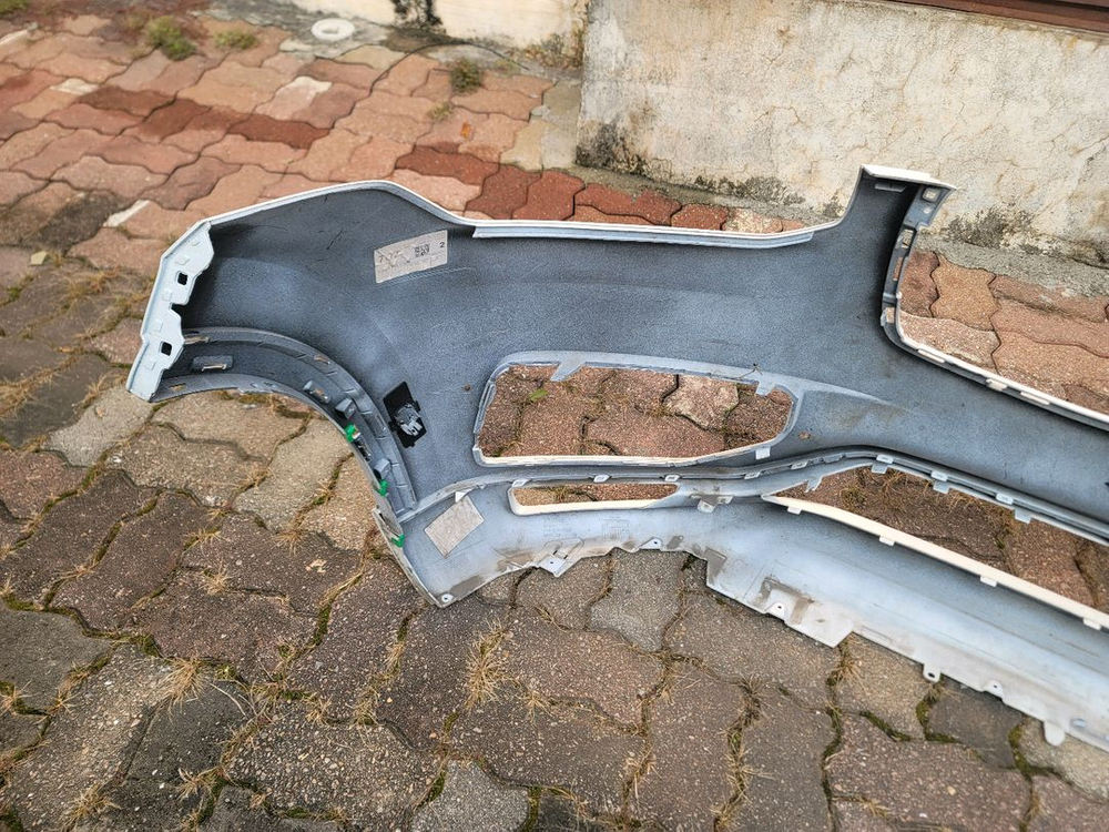 볼보 범퍼 볼보 xc90범퍼 입니다.앞 범퍼 입니다.브라켓 날개 핀 , 클립 등 다 살아있습니다.상태 좋습니다.사 이미지