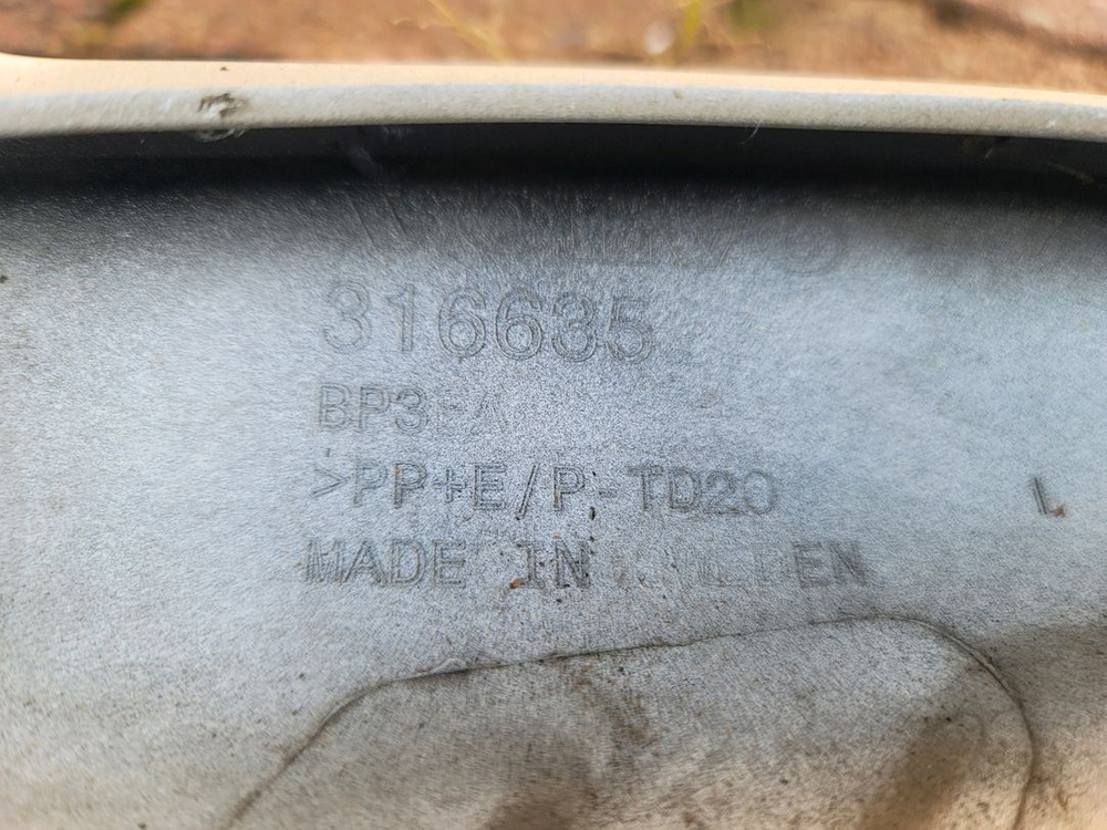 볼보 범퍼 볼보 xc90범퍼 입니다.앞 범퍼 입니다.브라켓 날개 핀 , 클립 등 다 살아있습니다.상태 좋습니다.사 이미지