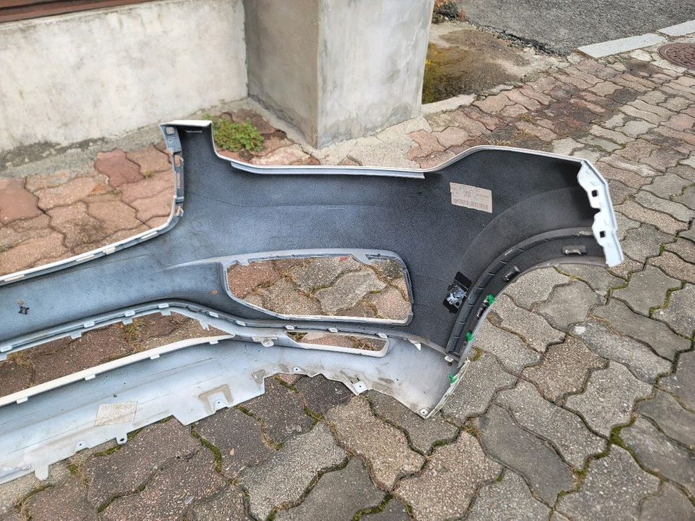 볼보 범퍼 볼보 xc90범퍼 입니다.앞 범퍼 입니다.브라켓 날개 핀 , 클립 등 다 살아있습니다.상태 좋습니다.사 이미지