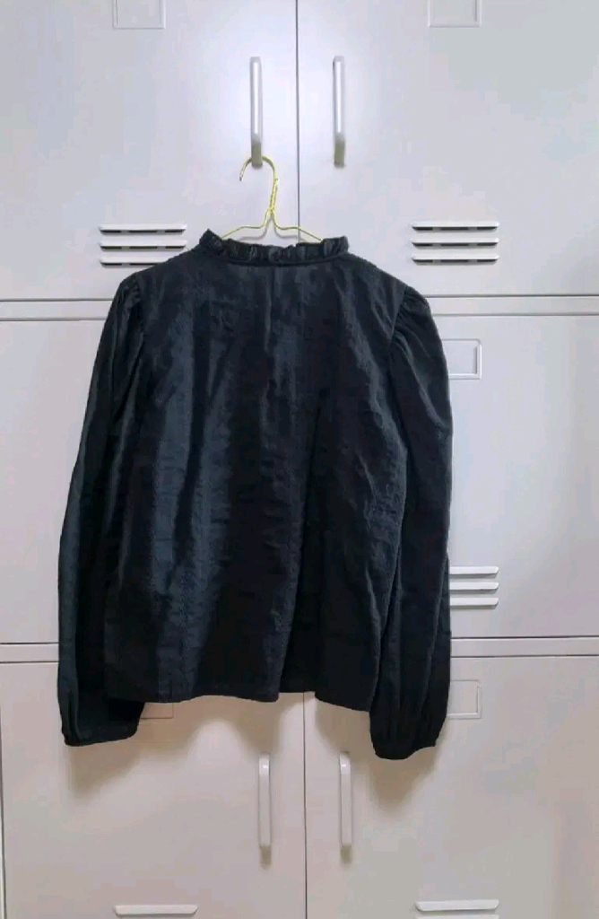 프릴 핀턱 블라우스 - 블랙--11