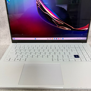 삼성 갤럭시북 이온 NT950XCJ 노트북 싸게 판매합니다.