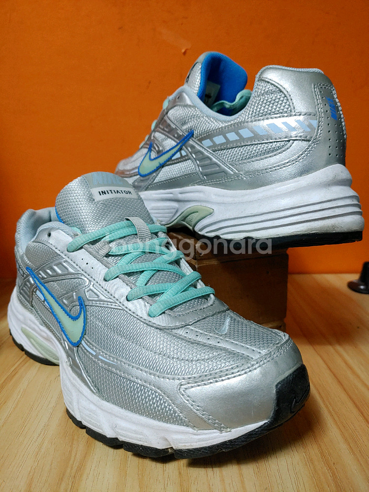 나이키 이니시에이터 메탈릭 실버 블루(표기245추천사이즈240)--2