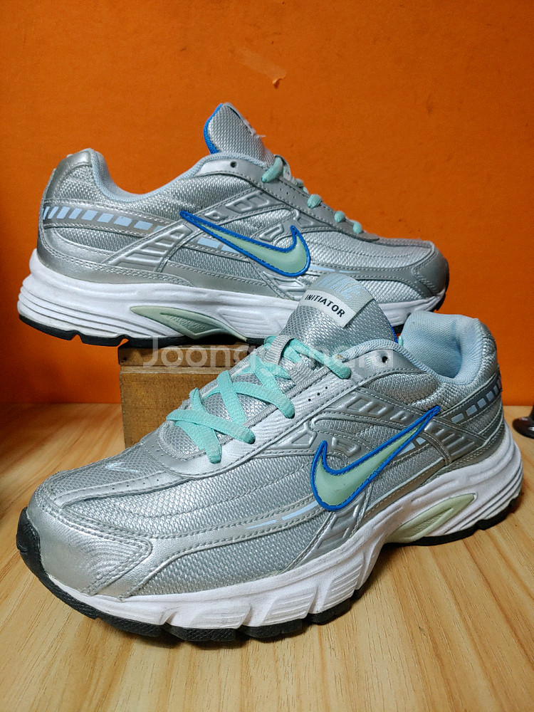 나이키 이니시에이터 메탈릭 실버 블루(표기245추천사이즈240)--0
