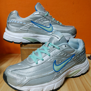 나이키 이니시에이터 메탈릭 실버 블루(표기245추천사이즈240)