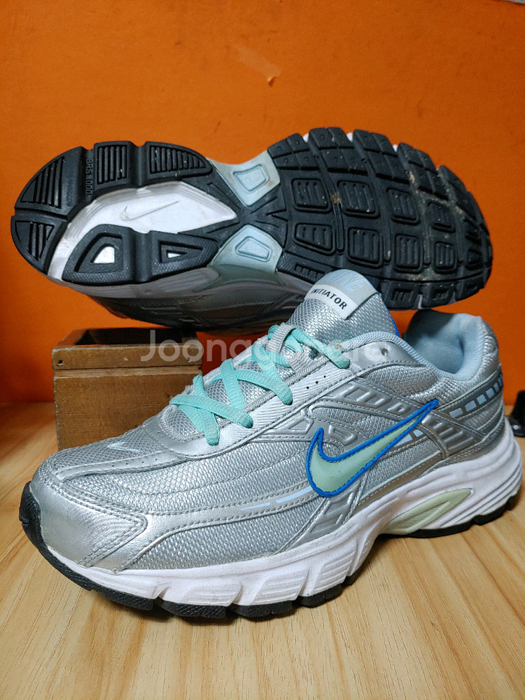 나이키 이니시에이터 메탈릭 실버 블루(표기245추천사이즈240)--1