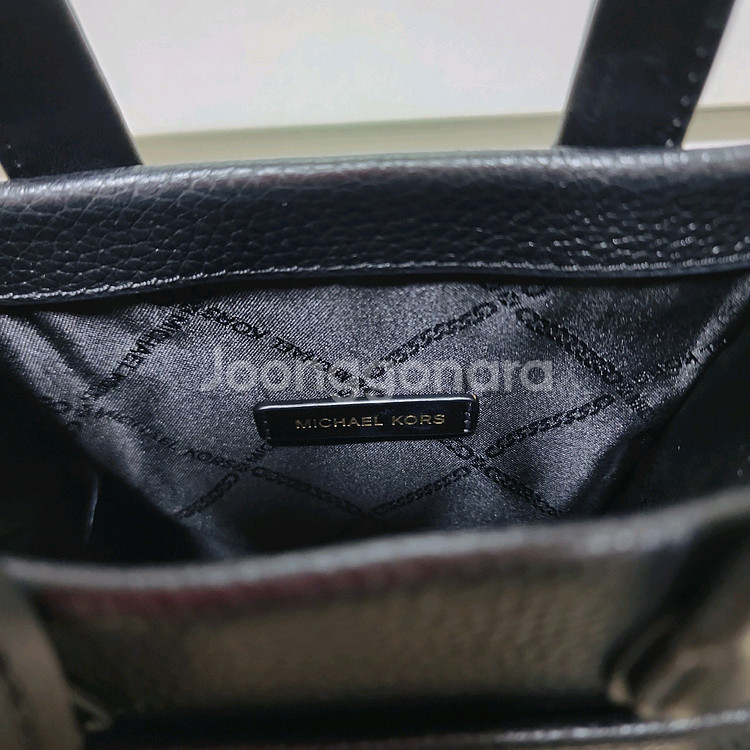 마이클코어스 소가죽 미니 크로스바디백--4