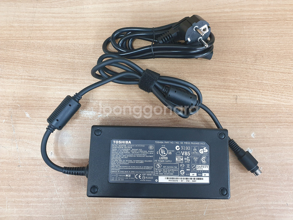 도시바 노트북 19v 9.5a PA3546E-1AC3 팝니다--2